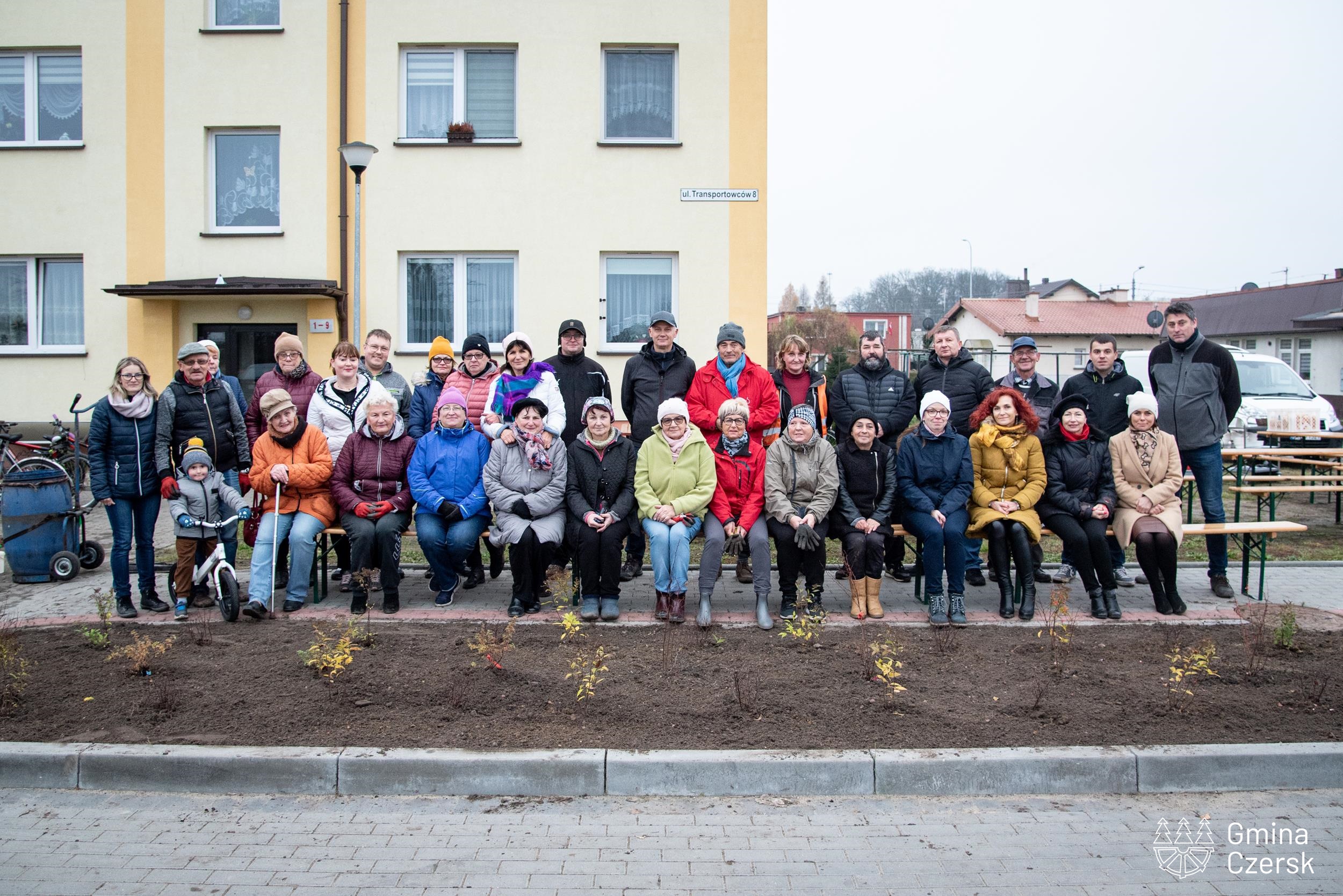 Wspólne sadzenie drzew przy ulicy Transportowców 