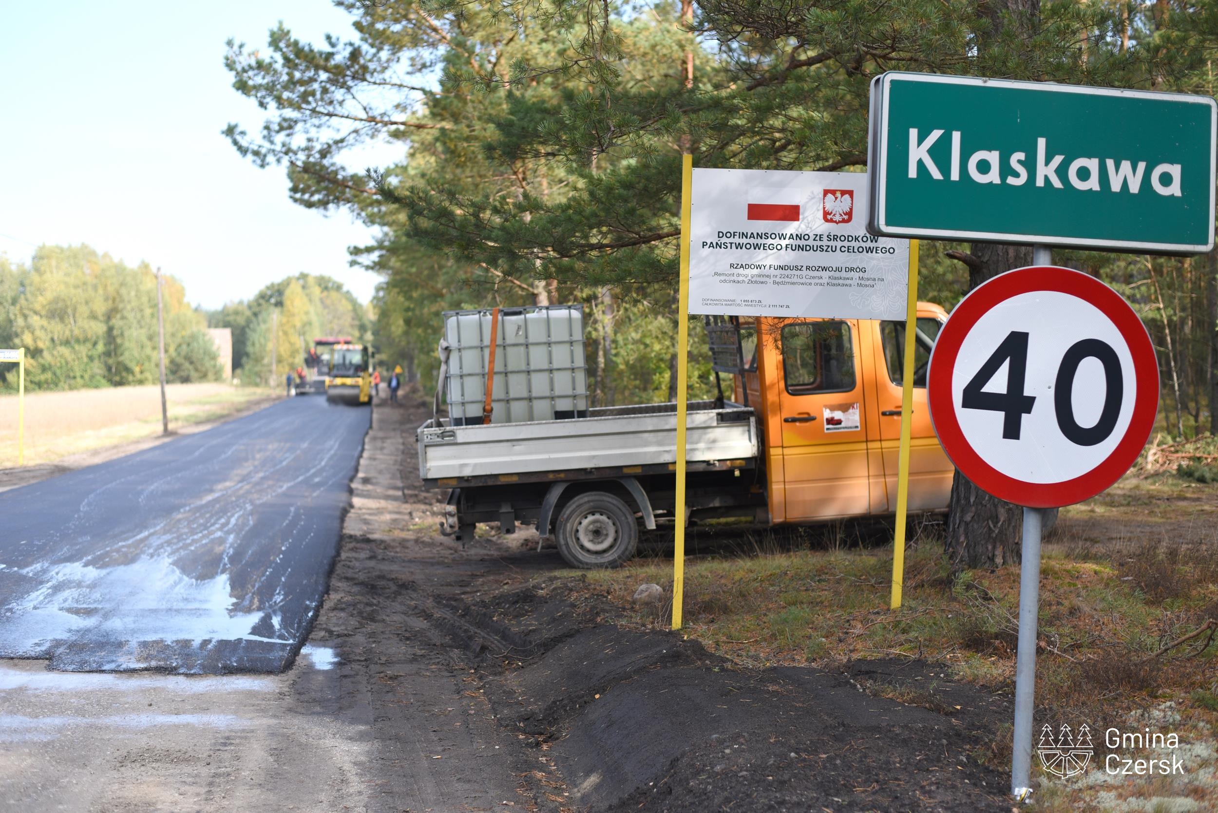 Trwa asfaltowanie drogi (Mosna - Klaskawa)