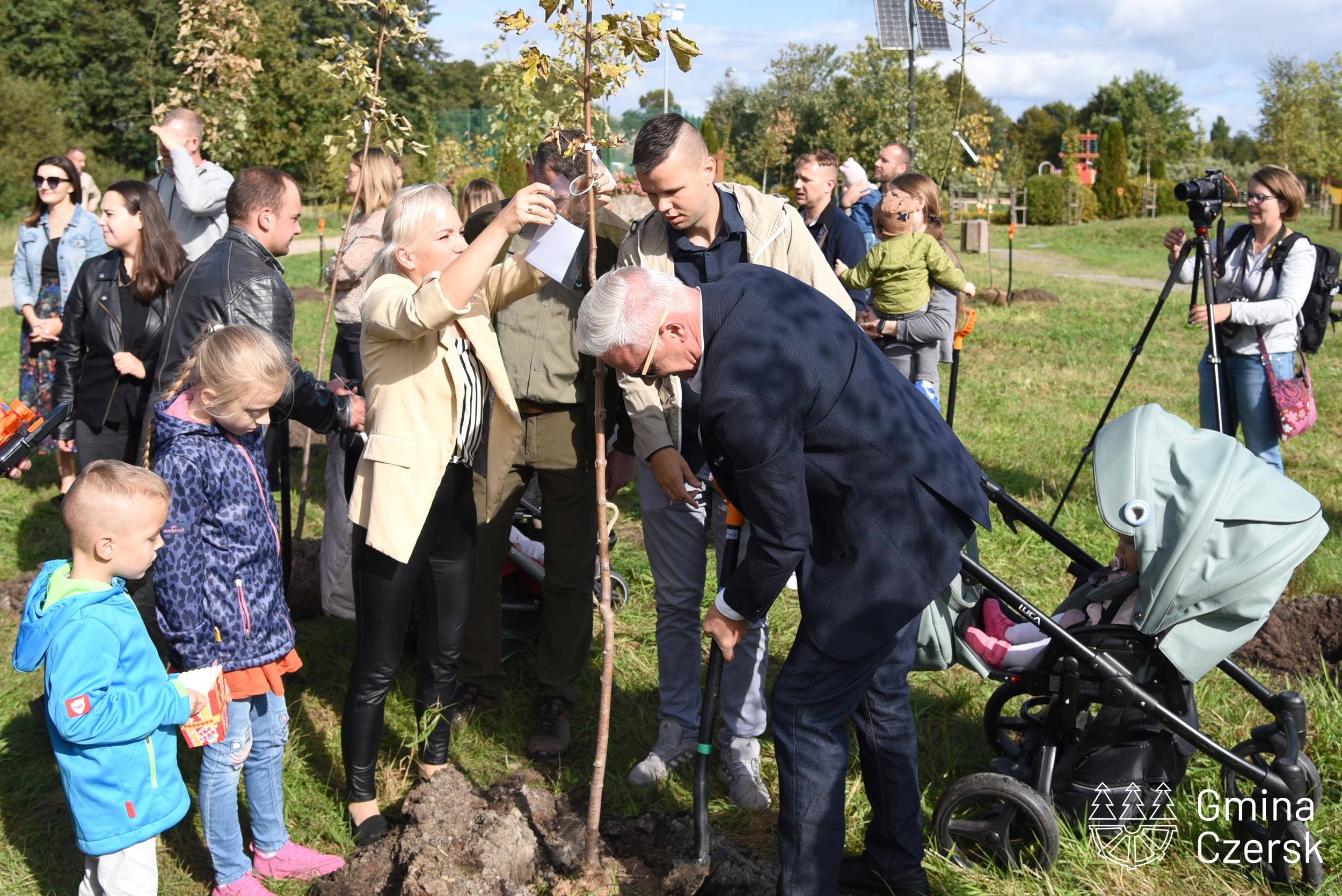 Podsumowanie akcji „Jedno dziecko, jedno drzewo” oraz otwarcie inwestycji w Parku Borowiackim