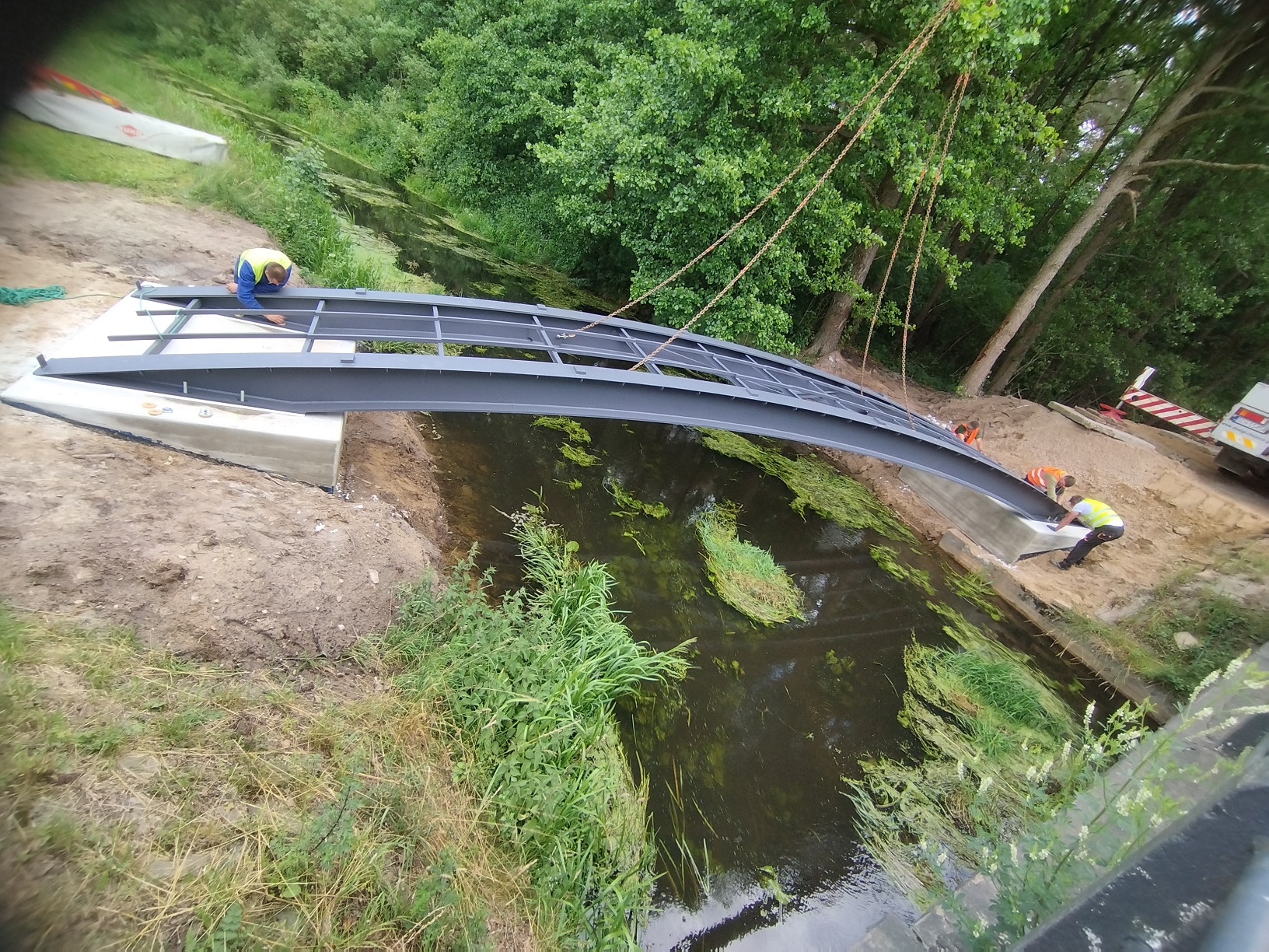 Trwa montaż kładek na kanale i rzece Niechwaszcz