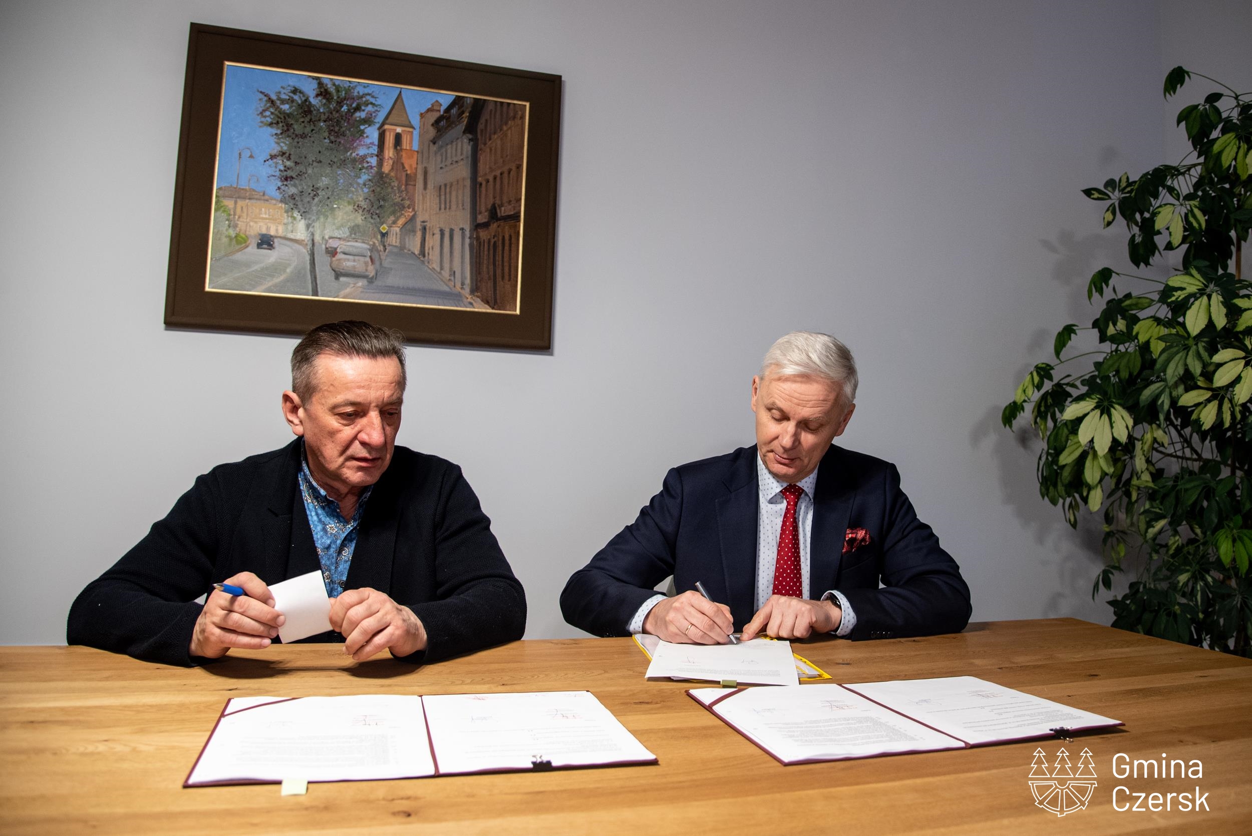 Podpisanie umowy Leszek Bonna i Przemysław Biesek-Talewski