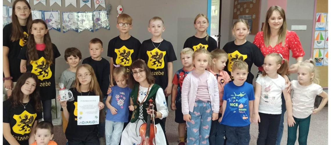 "Kaszëbi z Jedinczi" odwiedzili przedszkolaki z Brzechwolandii