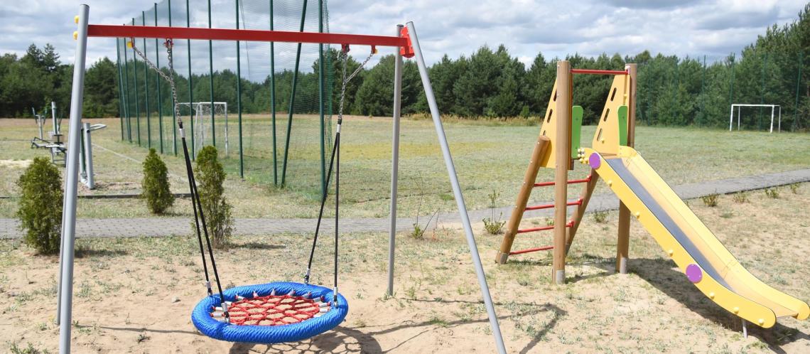 Zakończono doposażanie placów zabaw w gminie Czersk