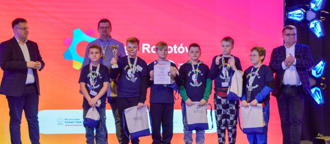 „Dwójka” wróciła z Warszawy z 3. miejscem w Krajowym Finale Ligi Robotów