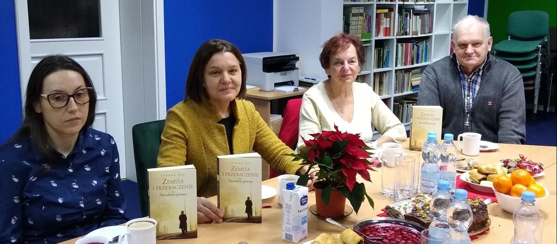 Przedświąteczne spotkanie Dyskusyjnego Klubu Książki w Bibliotece Publicznej w Czersku